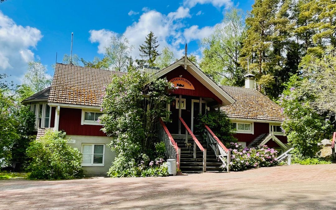 Laiskanlinna — järvimaisemien helmi Karjalohjan Puujärvellä